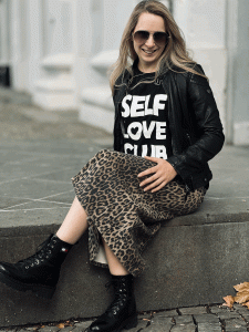 T-Shirt "SELF LOVE CLUB" kann von Größe 36-42 getragen werden, Schwarz-Weiß