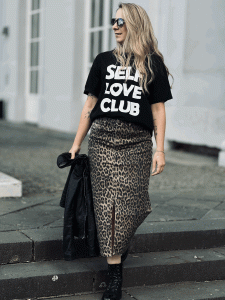 T-Shirt "SELF LOVE CLUB" kann von Größe 36-42 getragen werden, Schwarz-Weiß