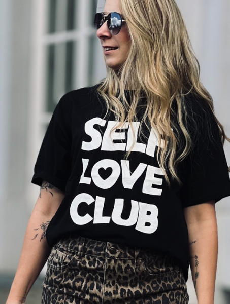 T-Shirt "SELF LOVE CLUB" kann von Größe 36-42 getragen werden, Schwarz-Weiß