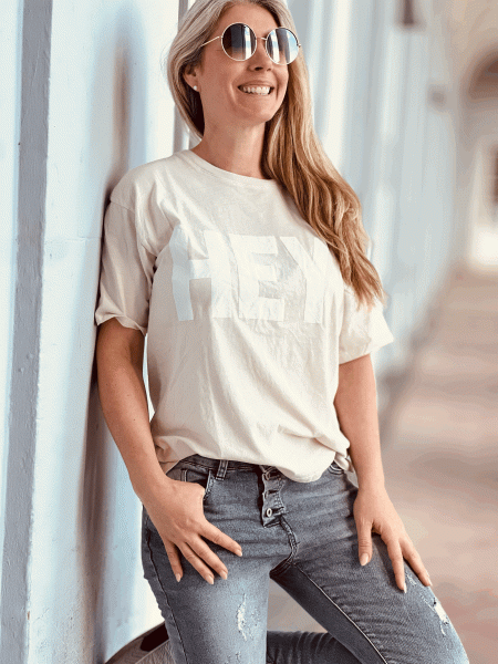 Herzallerliebst Statement-Shirt "HEY" kann von Größe 36-44 getragen werden, Beige-Weiß