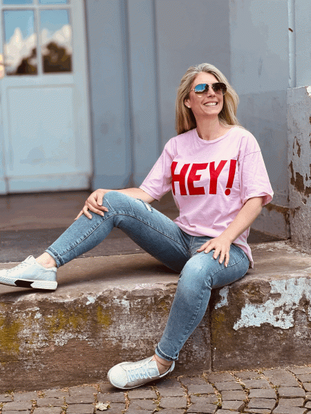 Herzallerliebst Statement-Shirt "HEY" kann von Größe 36-44 getragen werden, Pink-Rot