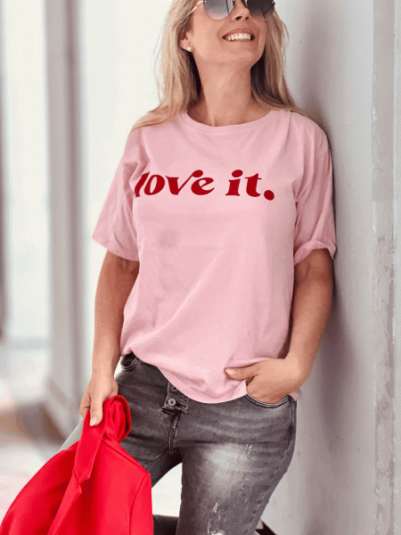 Herzallerliebst Statement-Shirt "Love It" kann von Größe 36-44 getragen werden, Pink-Rot